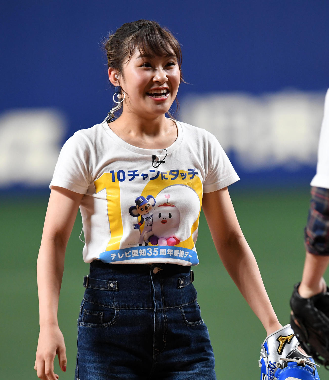 中日対巨人　ファーストピッチを行った元フィギュアスケートの村上佳菜子（2018年9月1日撮影）