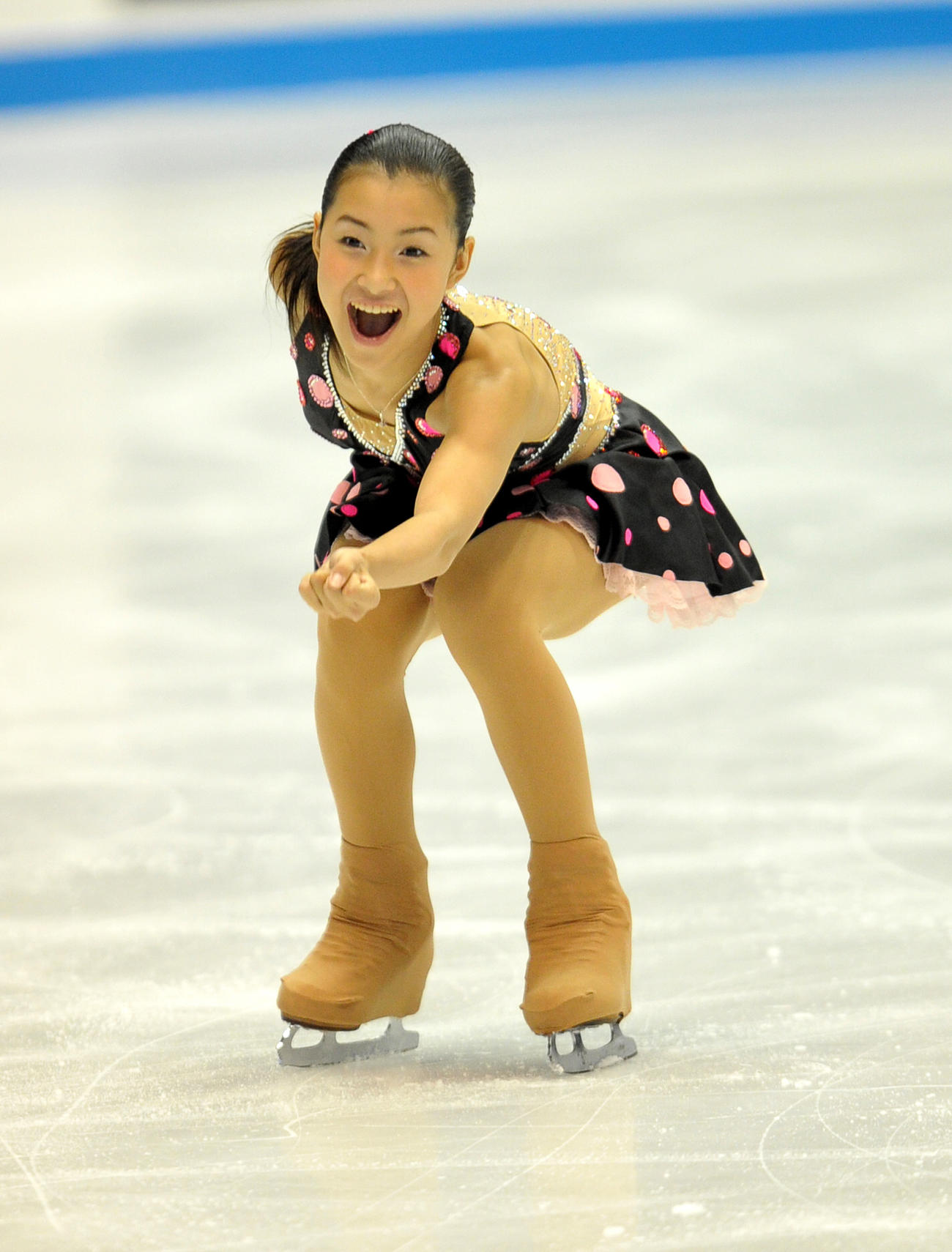 フィギュアスケートNHK杯女子シングルSP　歓喜の表情で演技する村上佳菜子（2010年10月22日撮影）