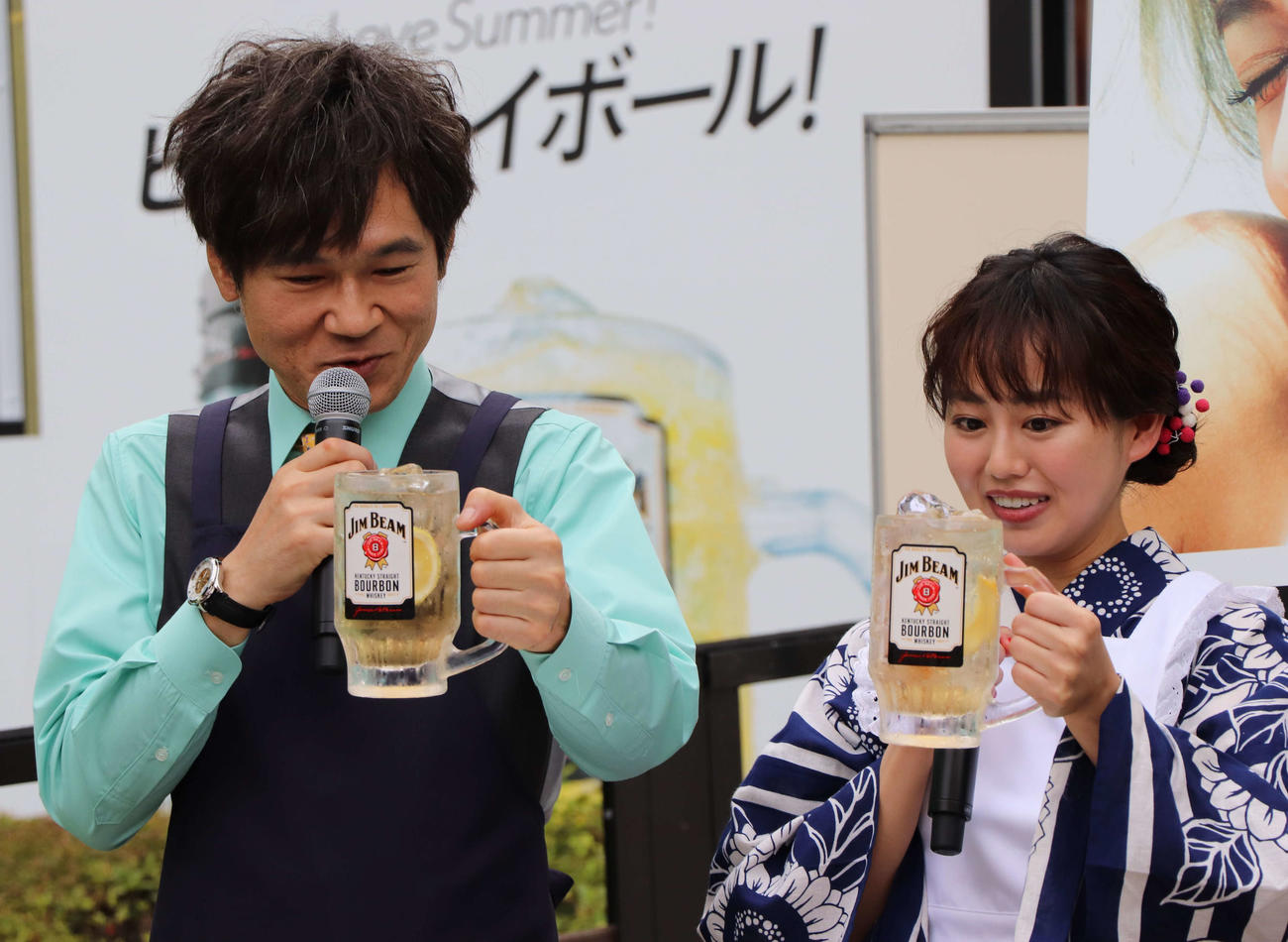 ハイボールジョッキの大きさに驚く甲本雅裕（左）と宮崎香蓮（18年7月）