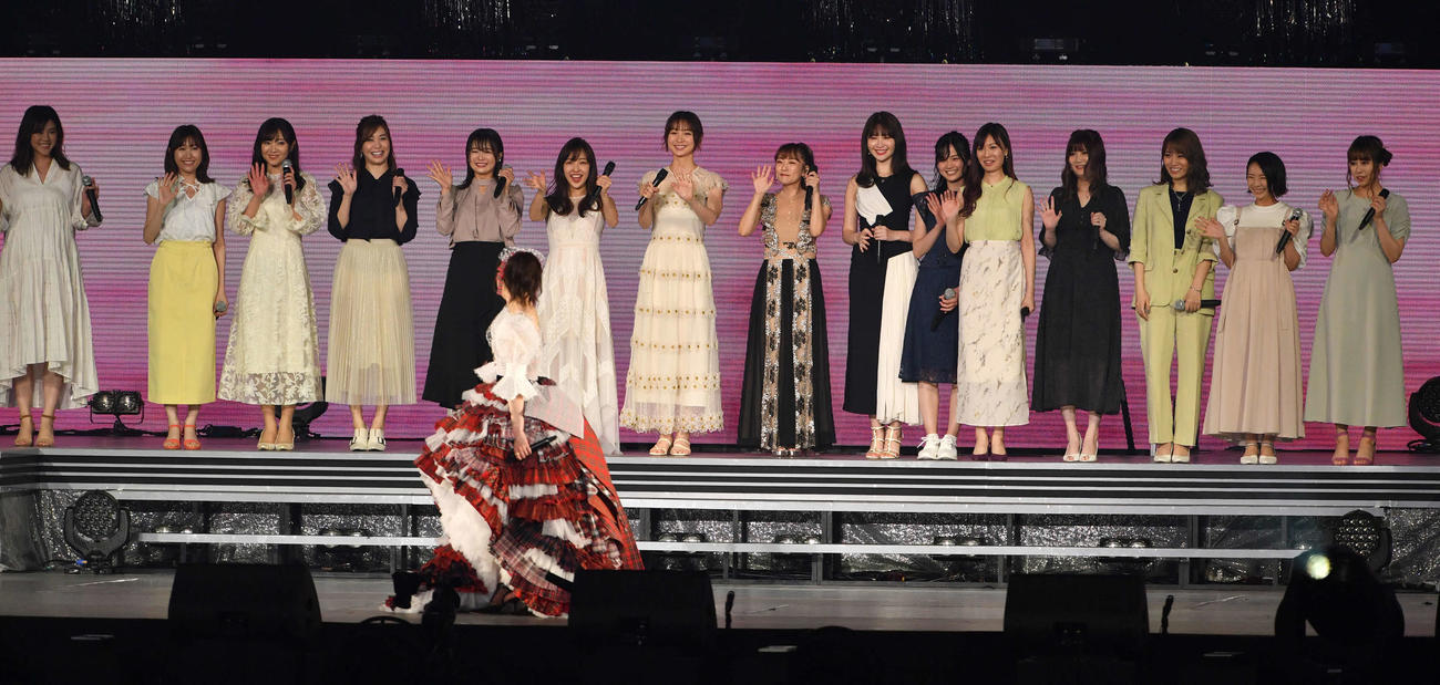 峯岸みなみ卒業コンサートに出演したAKB48卒業生　上段左から渡邊志穂、浦野一美、成田梨沙、大島麻衣、平嶋夏海、板野友美、篠田麻里子、高橋みなみ、小嶋陽菜、加弥乃、折井あゆみ、駒谷仁美、戸島花、宇佐美友紀、大江朝美（2021年5月撮影）