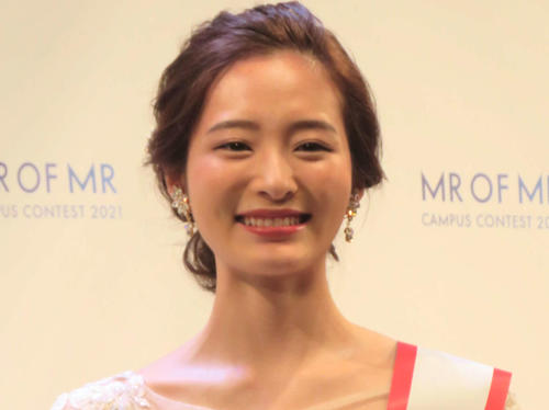 「色気爆発」ミス東大・神谷明采、美谷間あらわな水着姿披露
