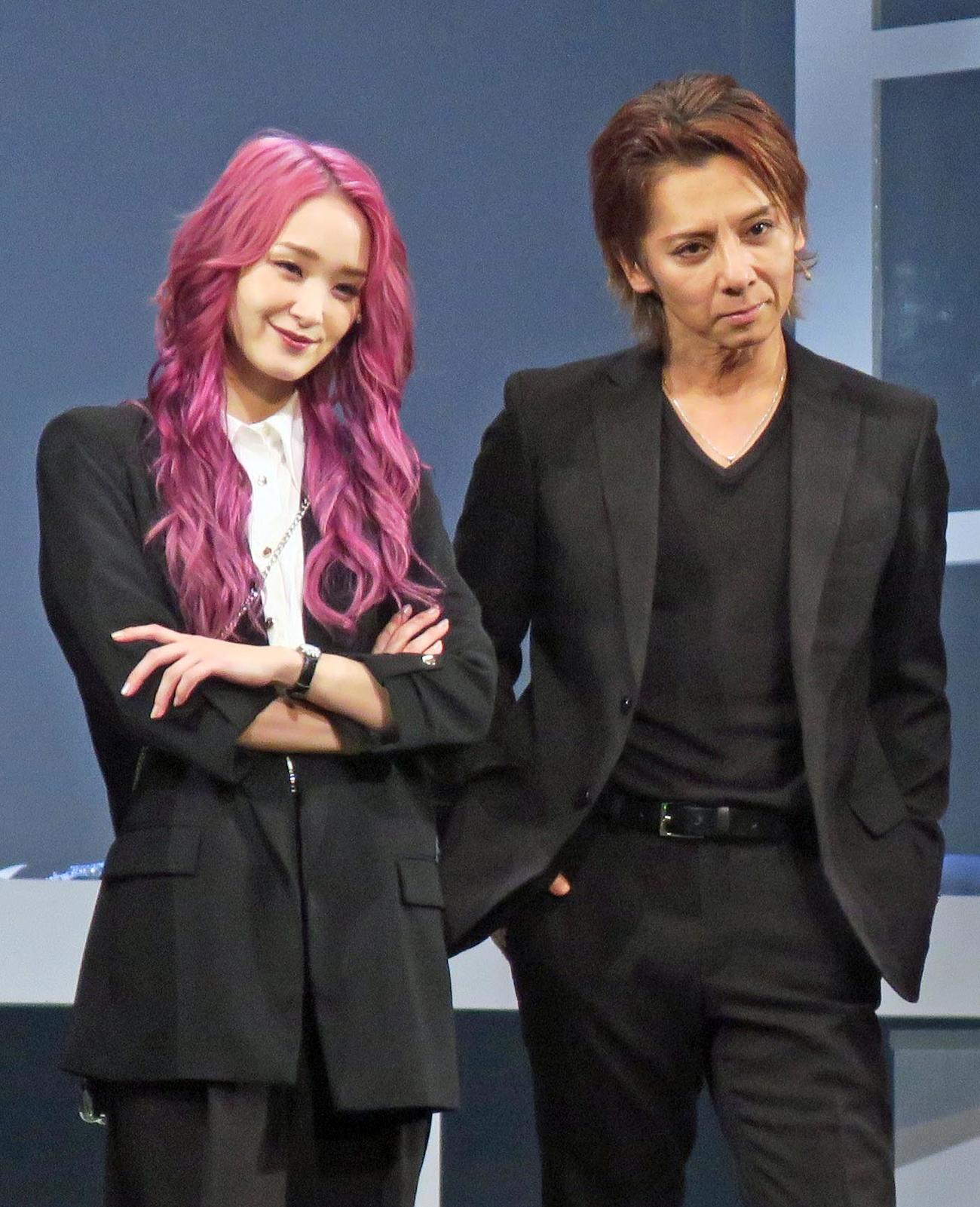 舞台「Change the World」取材会で。左から、剛力彩芽、松岡充