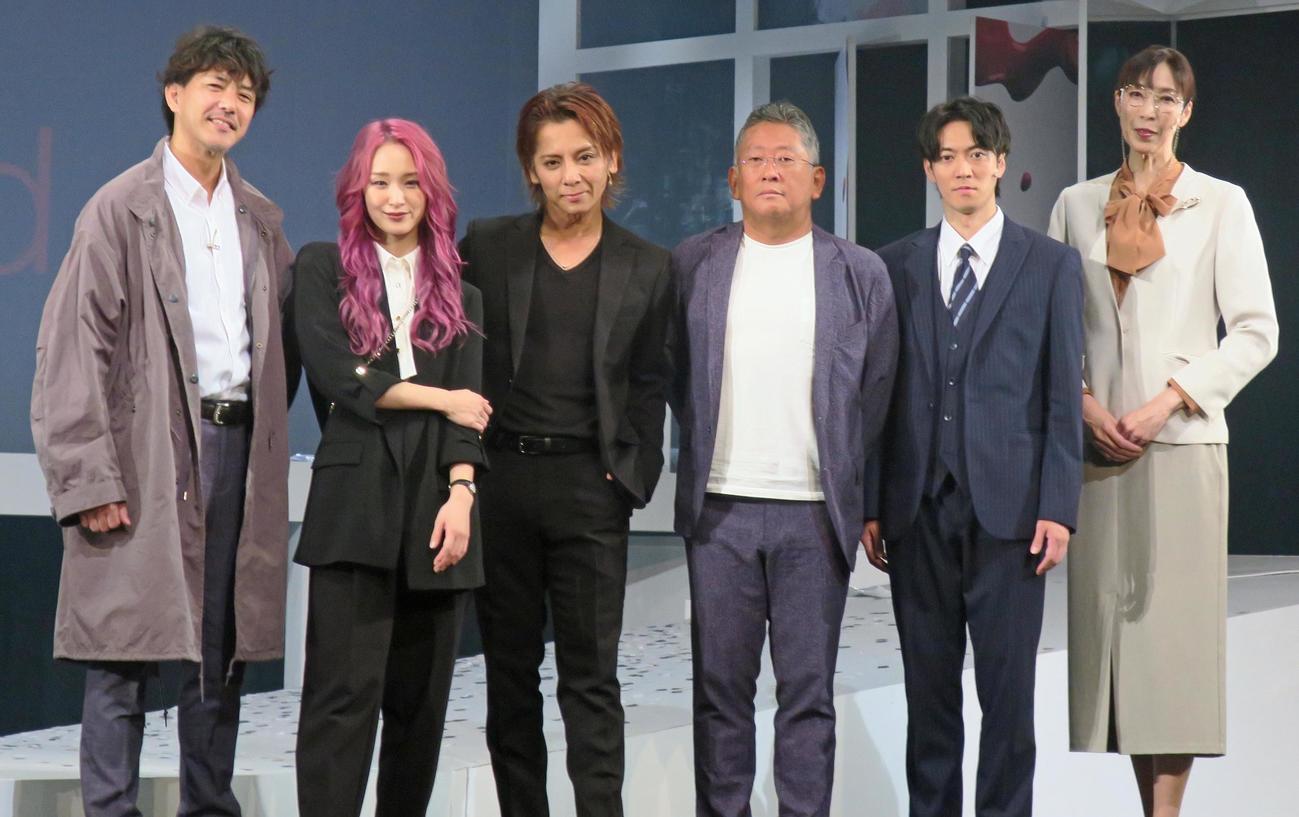 舞台「Change the World」取材会で。左から、金子昇、剛力彩芽、松岡充、秦建日子氏、辰巳雄大、大林素子