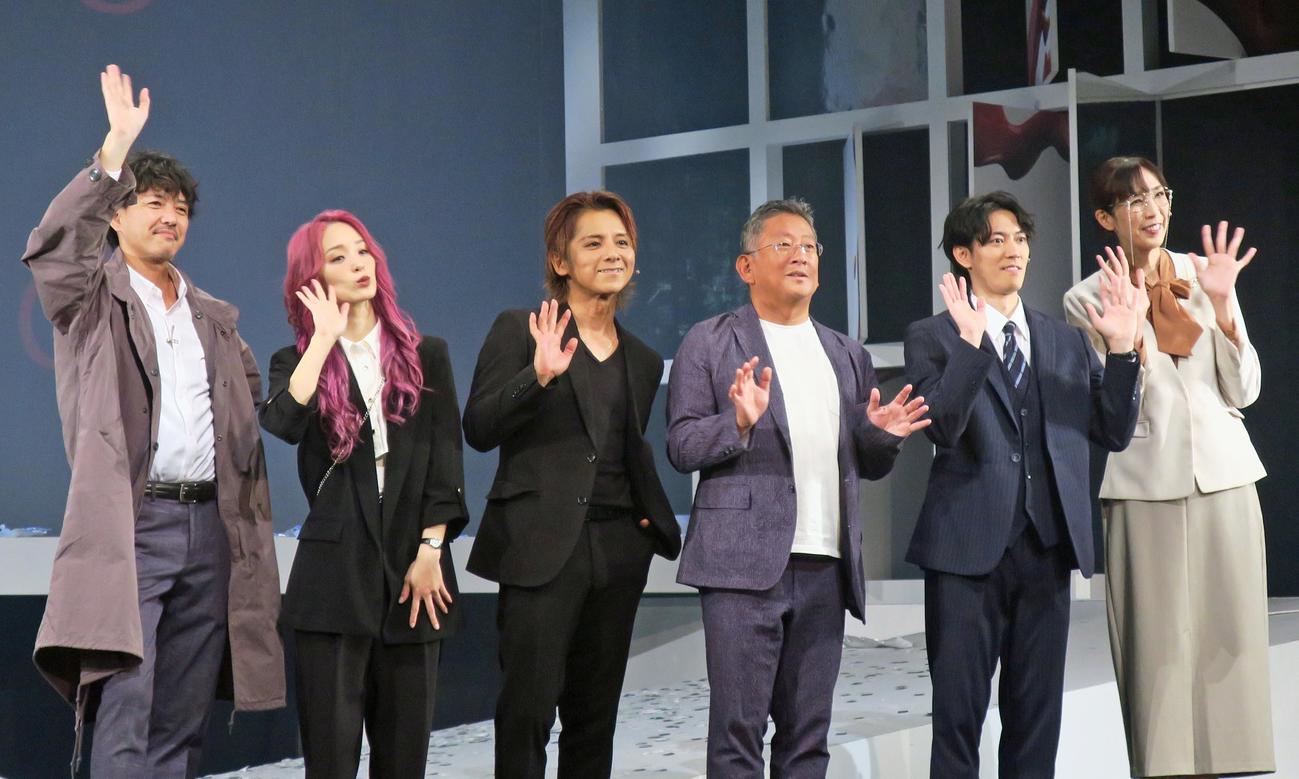舞台「Change the World」取材会で。左から、金子昇、剛力彩芽、松岡充、秦建日子氏、辰巳雄大、大林素子