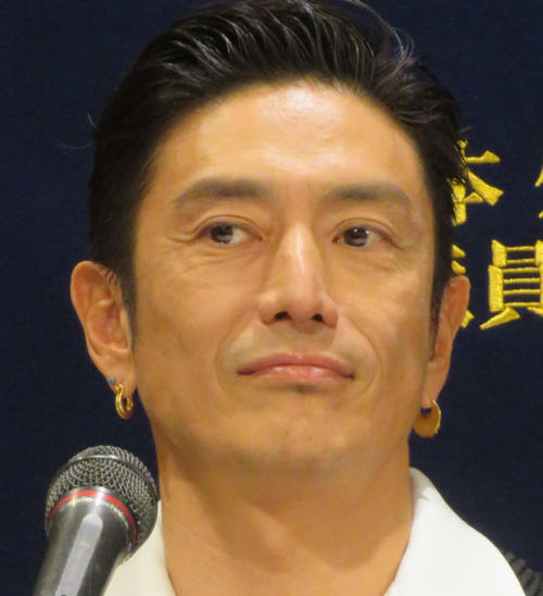 「カッコ良すぎ」「顔が天才」47歳伊勢谷友介、雰囲気がらり“髪ばっさり”最新姿に驚嘆の声