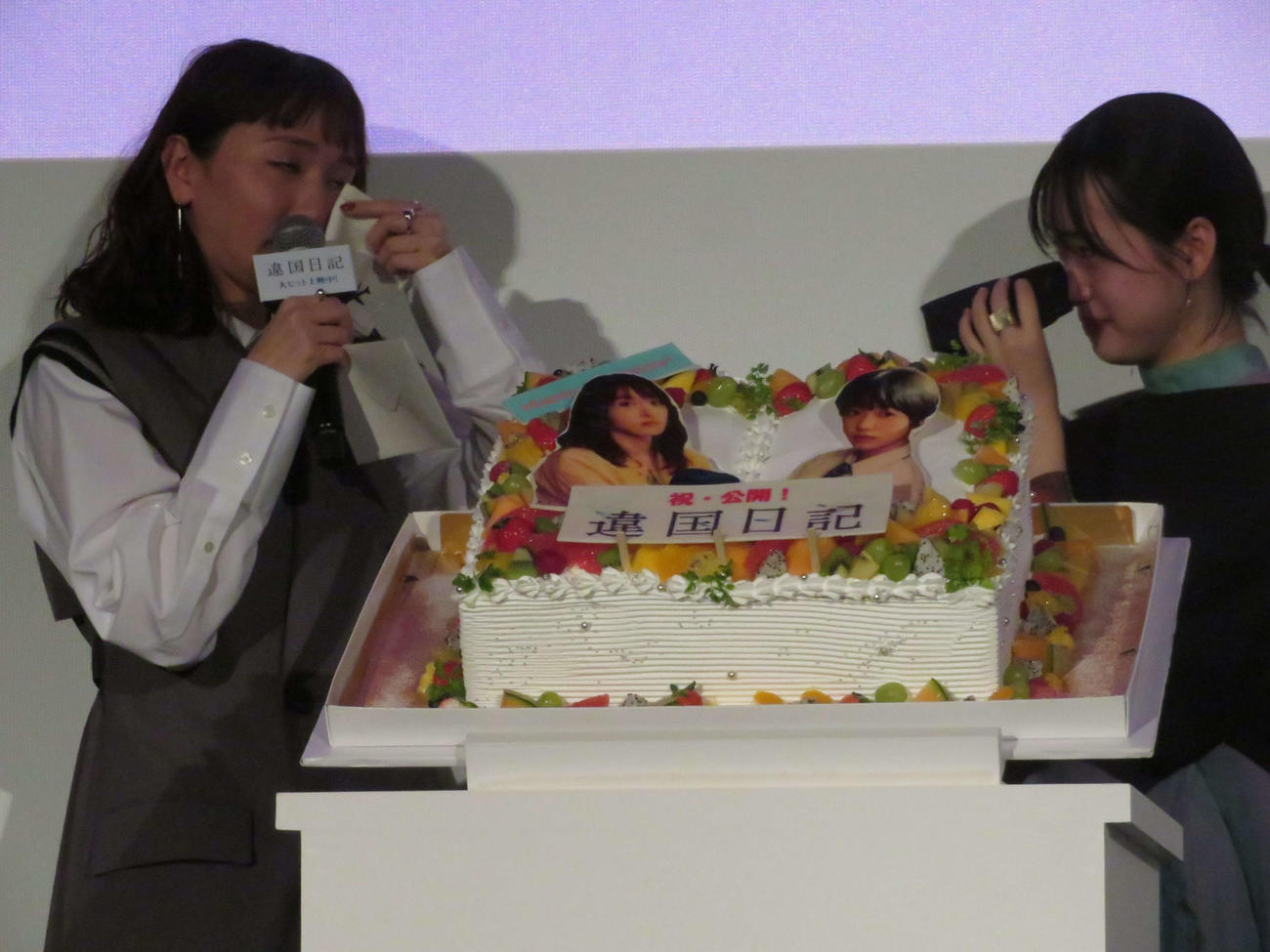 映画「違国日記」公開記念舞台あいさつで、早瀬憩（右）からのサプライズの手紙に涙する新垣結衣（撮影・村上幸将）