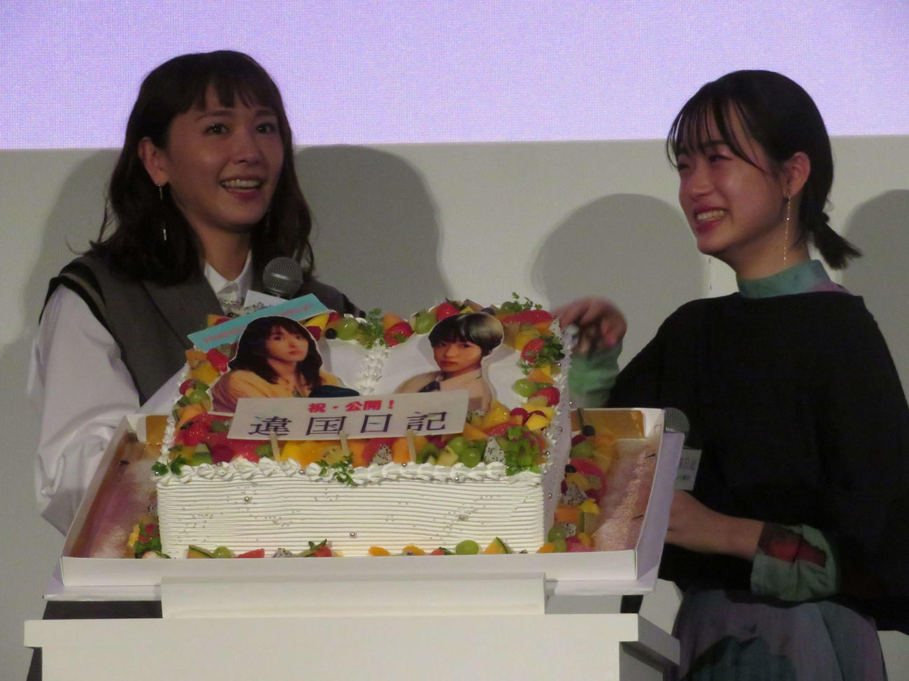 映画「違国日記」公開記念舞台あいさつで、早瀬憩（右）からのサプライズの手紙に涙する新垣結衣（撮影・村上幸将）