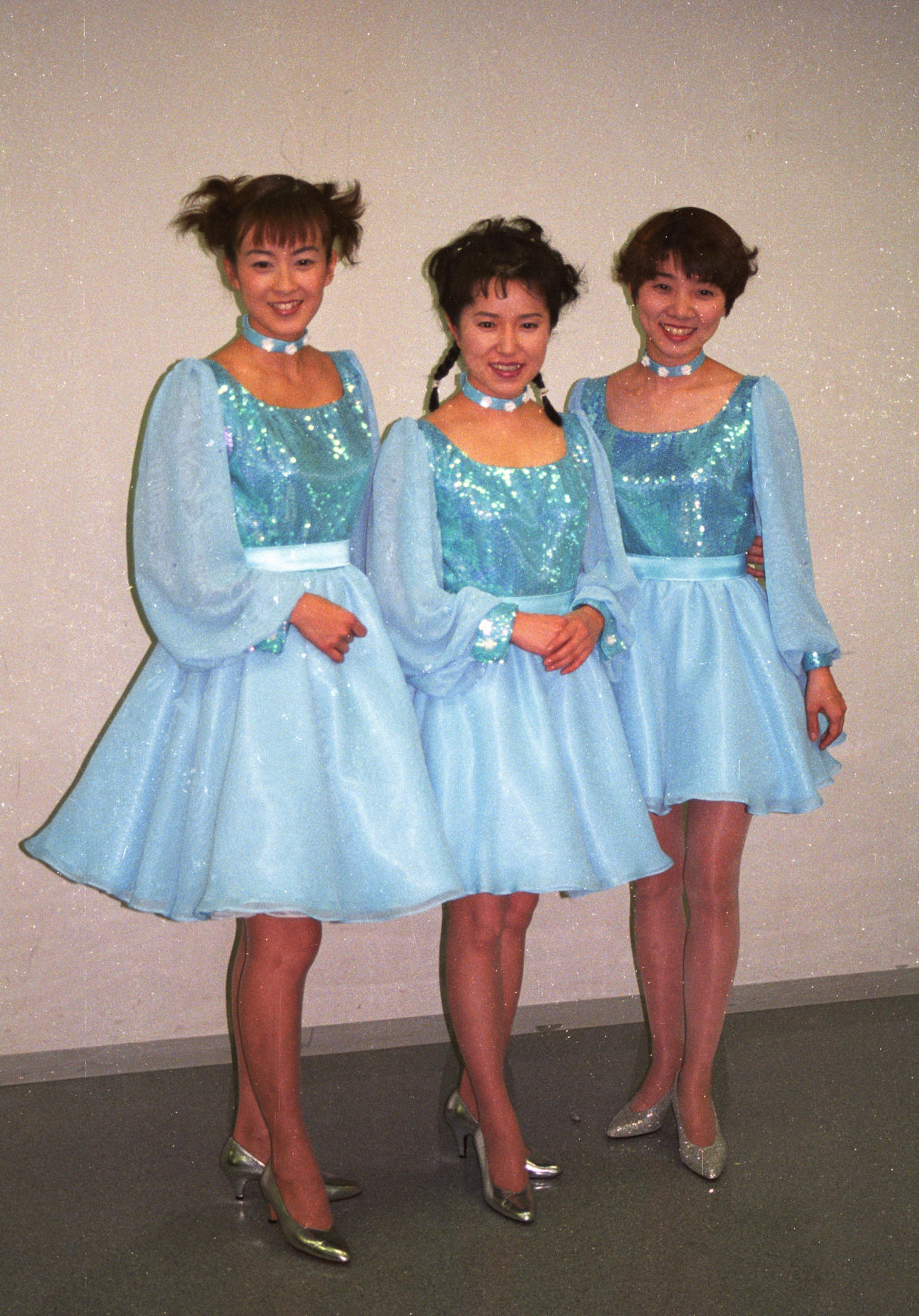 青いアイドル風ミニドレスで登場した、森尾由美、磯野貴理子、松居直美（1998年3月撮影）