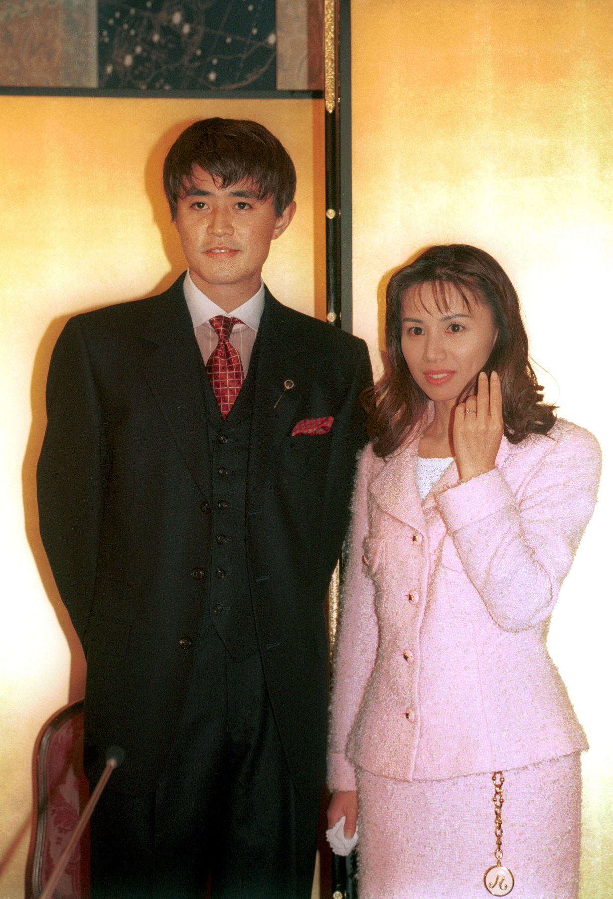 1995年11月14日、東京・目黒雅叙園で婚約を発表した、野々村真と坂上俊恵さん