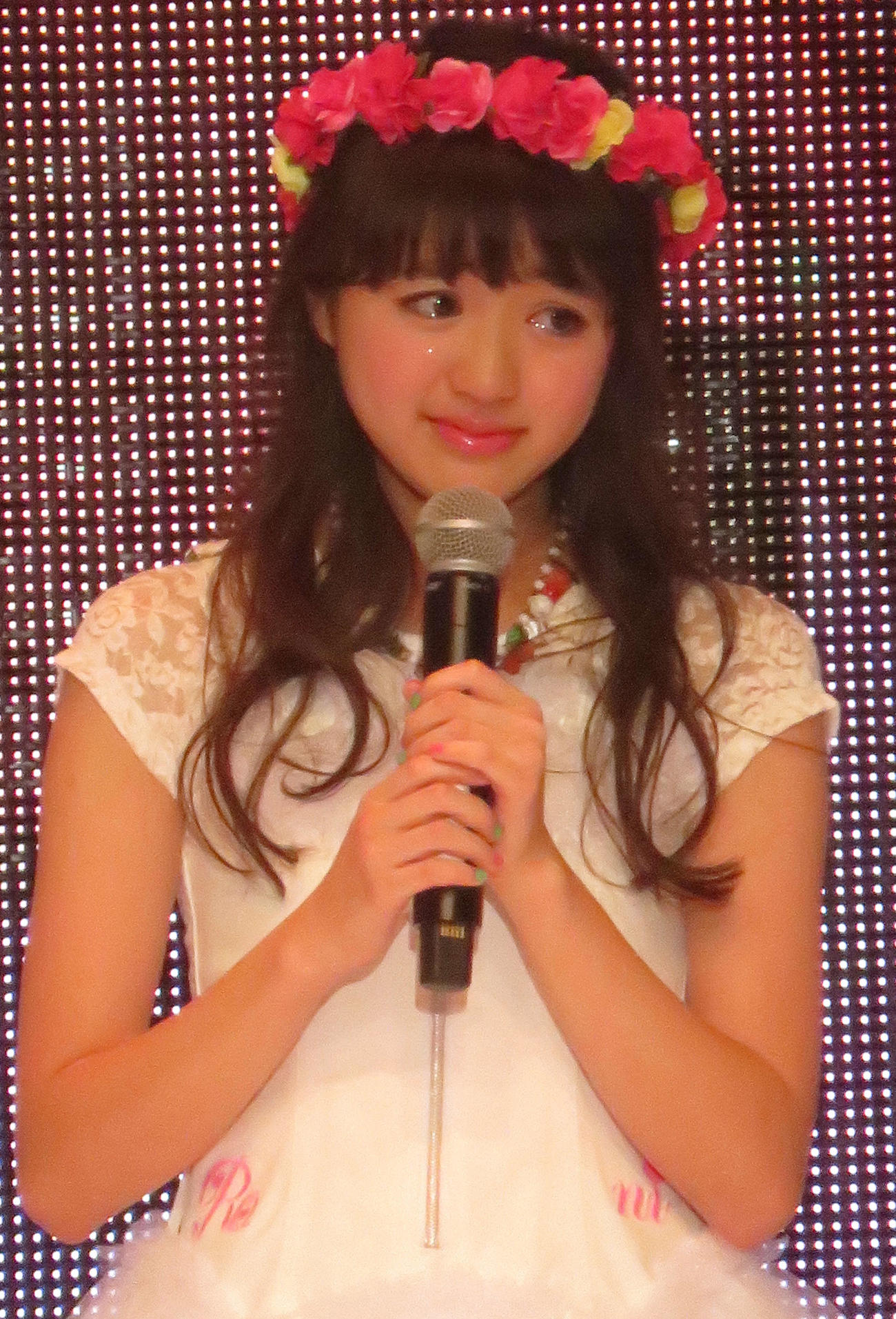 「プチ☆コレ2015」でニコ☆プチモデルを卒業し、涙ながらにあいさつする香音（2015年5月撮影）