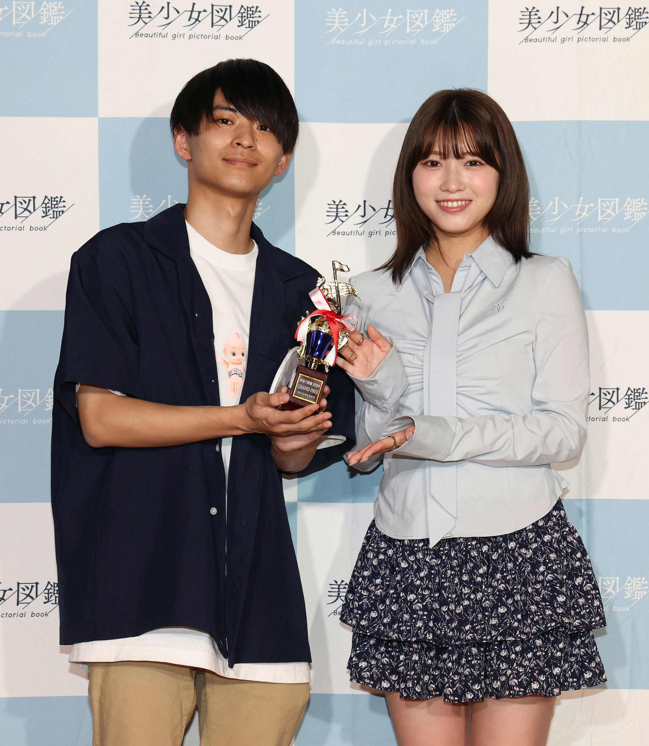「美男子歌祭2024」でグランプリを獲得して審査員を務めた古田愛理（右）と写真に納まるHima（撮影・丹羽敏通）