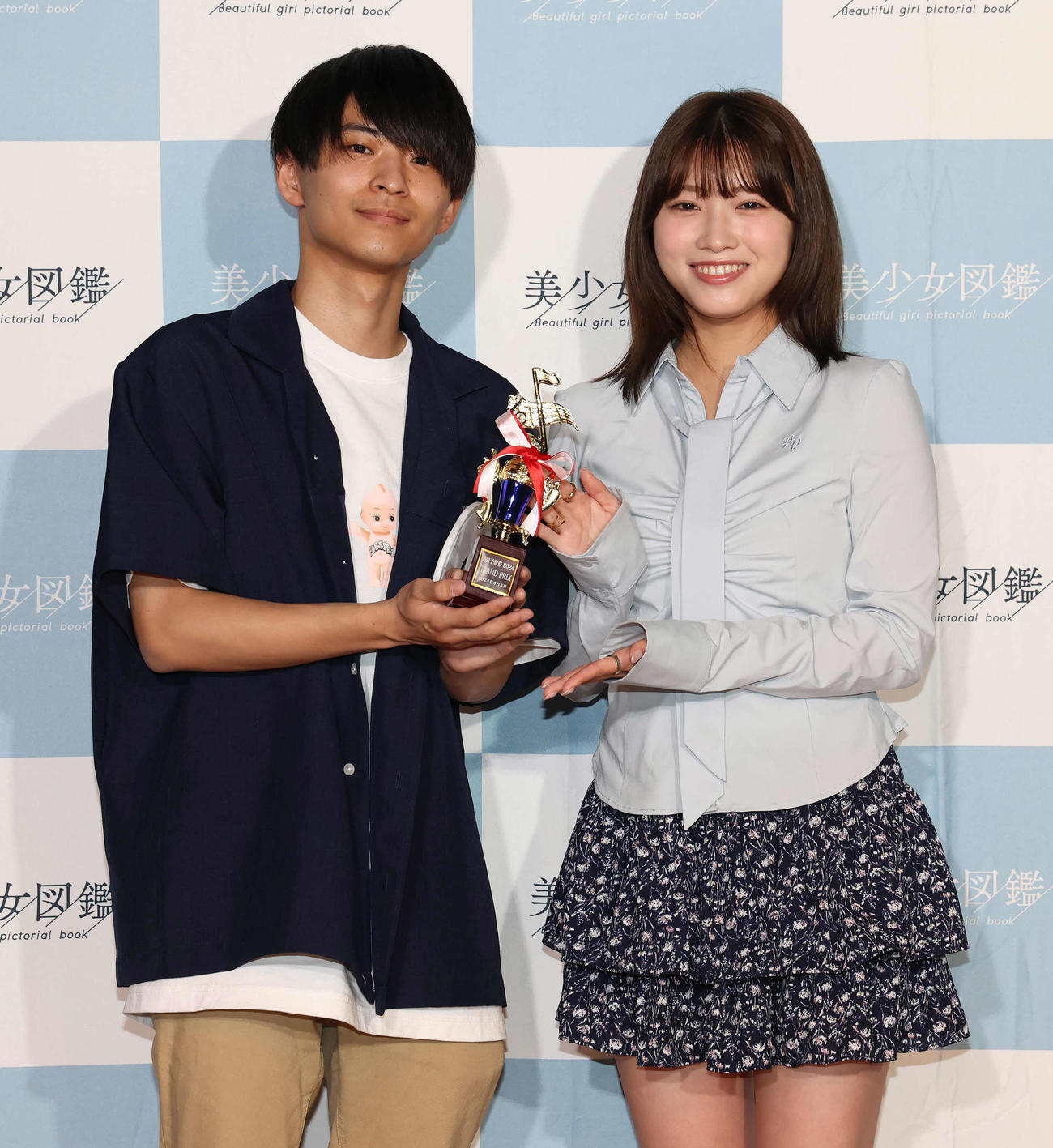 「美男子歌祭2024」でグランプリを獲得して審査員を務めた古田愛理（右）と写真に納まるHima（撮影・丹羽敏通）