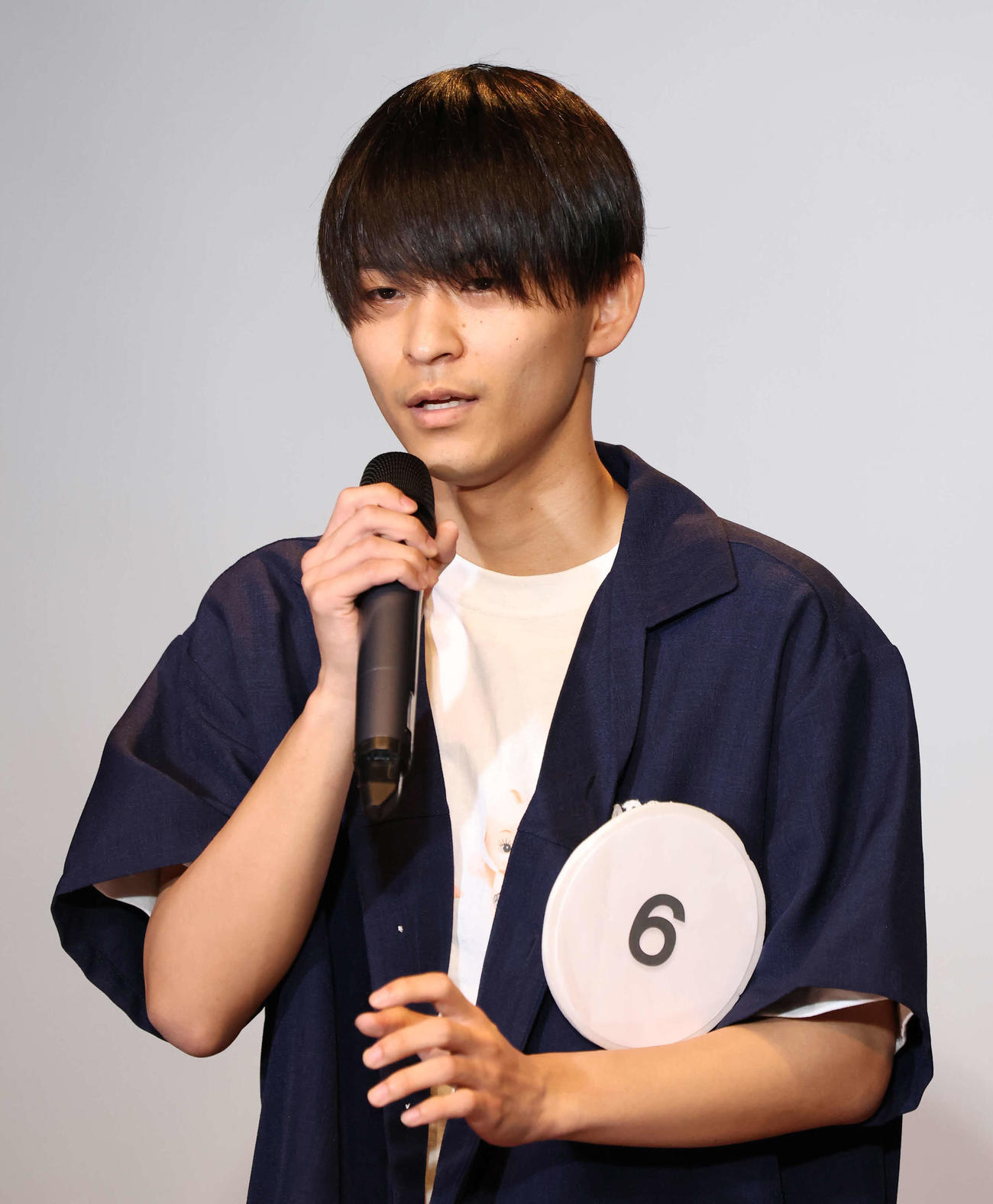 「美男子歌祭2024」の最終審査で熱唱するHima（撮影・丹羽敏通）