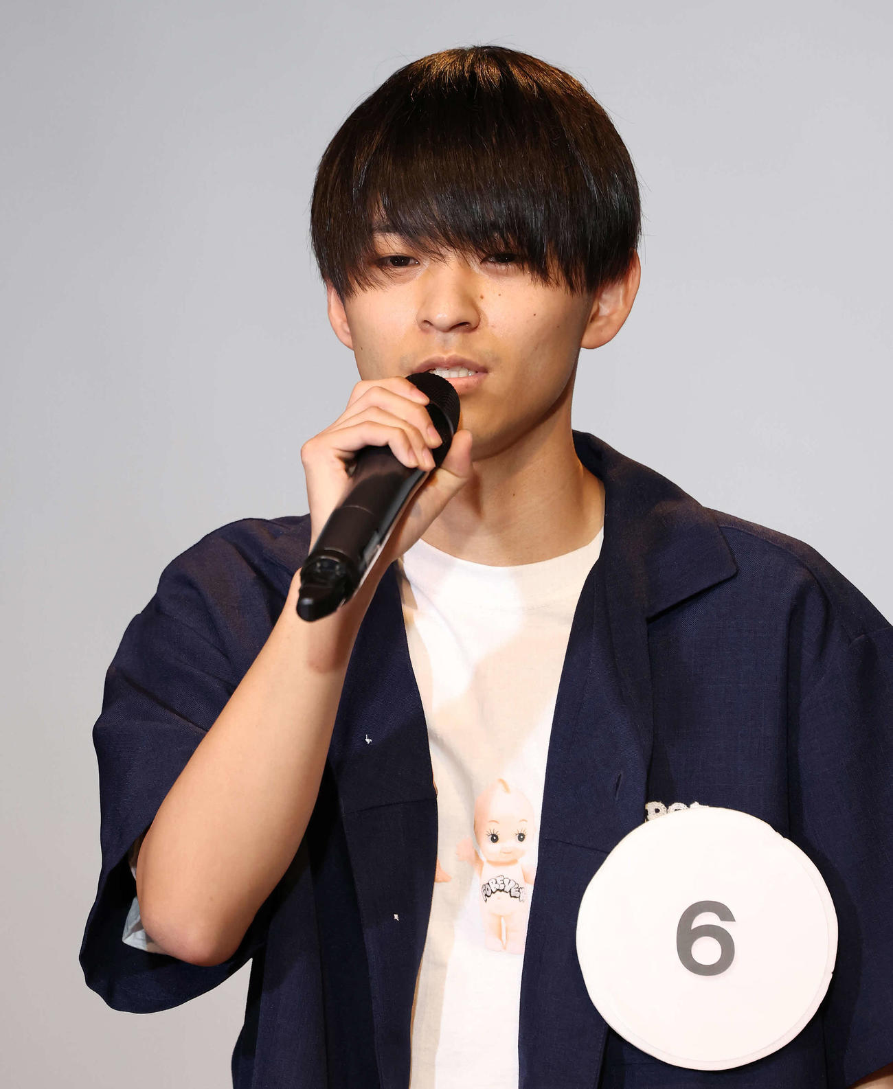 「美男子歌祭2024」の最終審査で熱唱するHima（撮影・丹羽敏通）