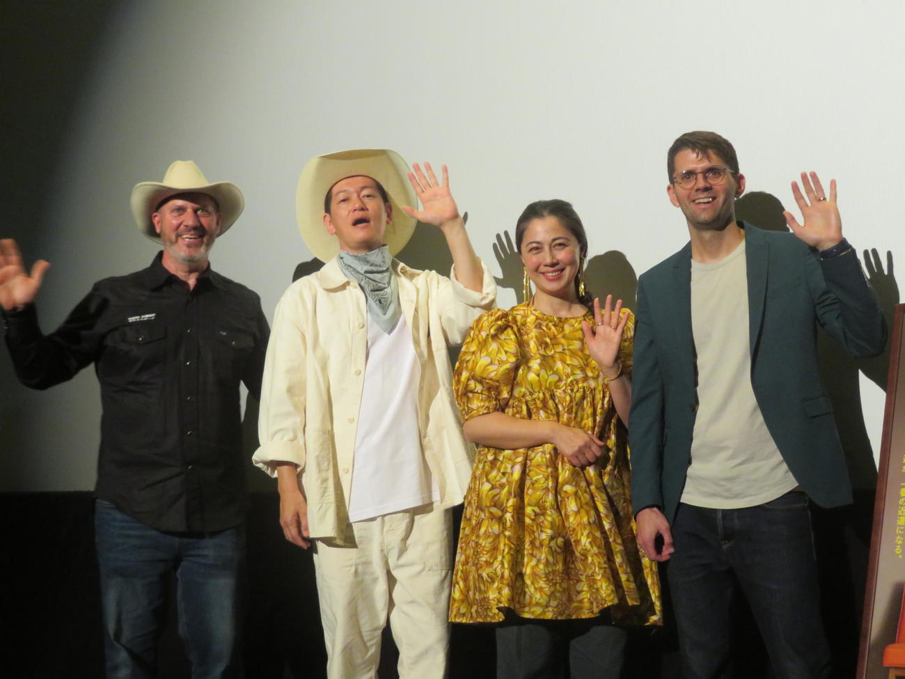 映画「東京カウボーイ」公開記念舞台あいさつに出席した、左からマーク・マリオット監督、井浦新、藤谷文子、チャド・キャノンさん