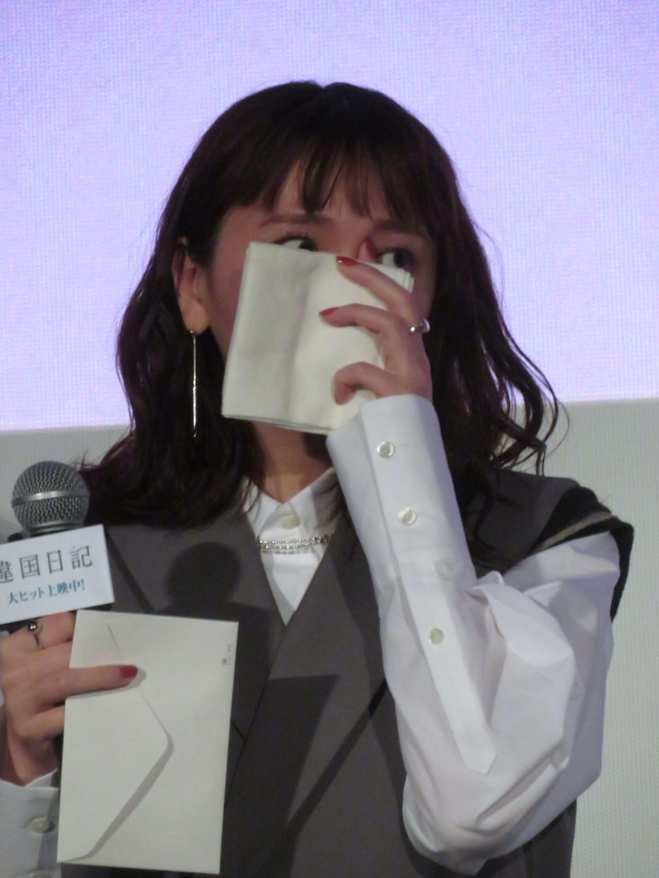 映画「違国日記」公開記念舞台あいさつで、早瀬憩からのサプライズの手紙に涙する新垣結衣（撮影・村上幸将）