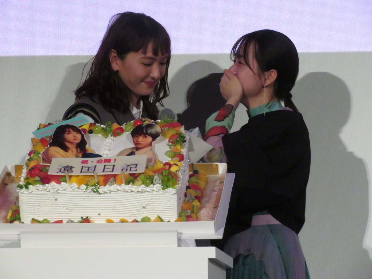 映画「違国日記」公開記念舞台あいさつで、早瀬憩（右）からのサプライズの手紙に涙する新垣結衣（撮影・村上幸将）