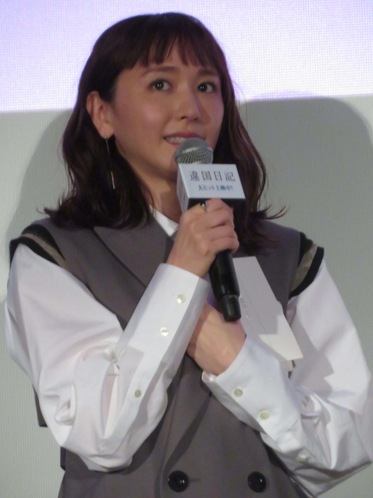 映画「違国日記」公開記念舞台あいさつで、早瀬憩からのサプライズの手紙に涙する新垣結衣（撮影・村上幸将）