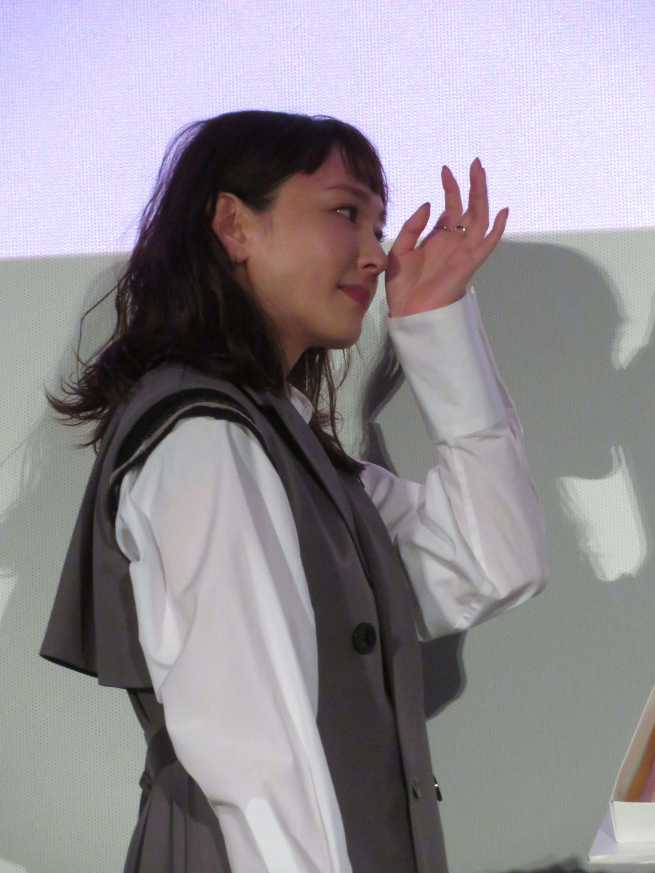 映画「違国日記」公開記念舞台あいさつで、早瀬憩（右）からのサプライズの手紙に涙する新垣結衣（撮影・村上幸将）