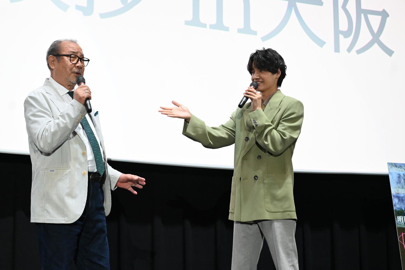 大阪市内で映画「明日を綴る（つづる）写真館」の公開記念舞台あいさつした平泉成（左）、Aぇ！groupの佐野晶哉（撮影・松浦隆司）