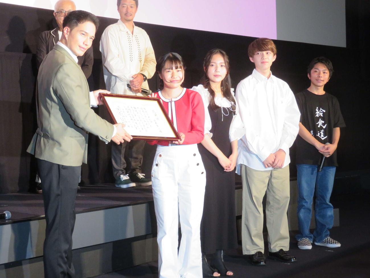 映画「おいしい給食　Road to　イカメシ」大ヒット記念舞台あいさつで、感謝状を贈られた市原隼人（左端）と、贈った同左2人目から藤戸野絵、高松咲希、田口ハンター、石澤柊斗（撮影・村上幸将）
