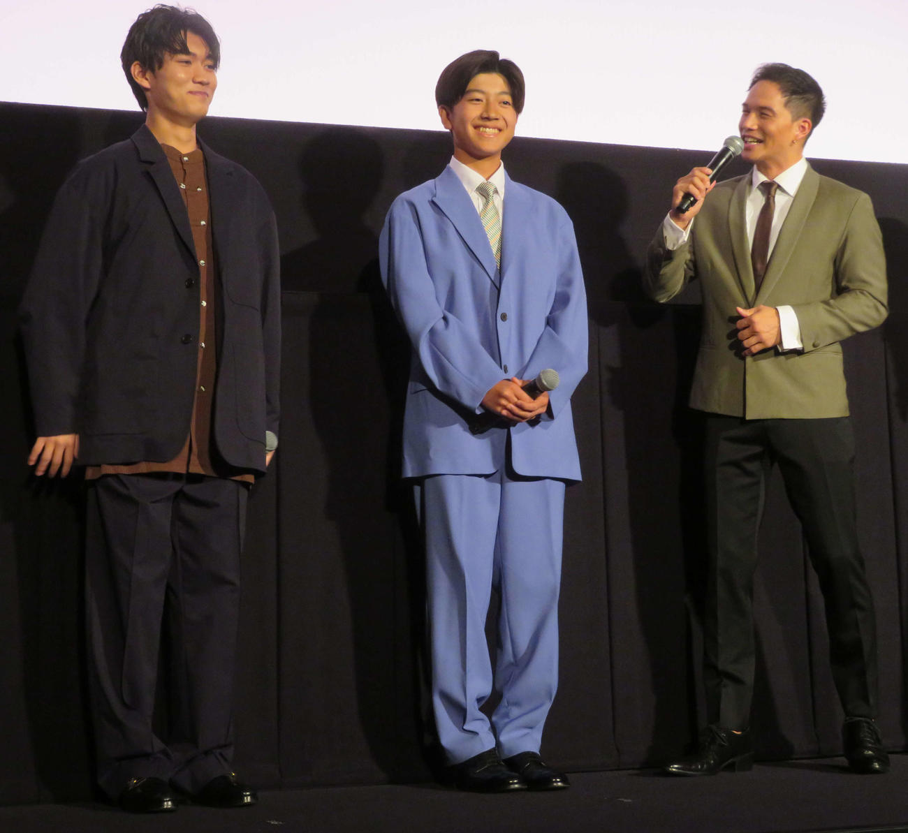 映画「おいしい給食　Road to　イカメシ」大ヒット記念舞台あいさつで語り合う、左から佐藤大志、田澤泰粋、市原隼人（撮影・村上幸将）