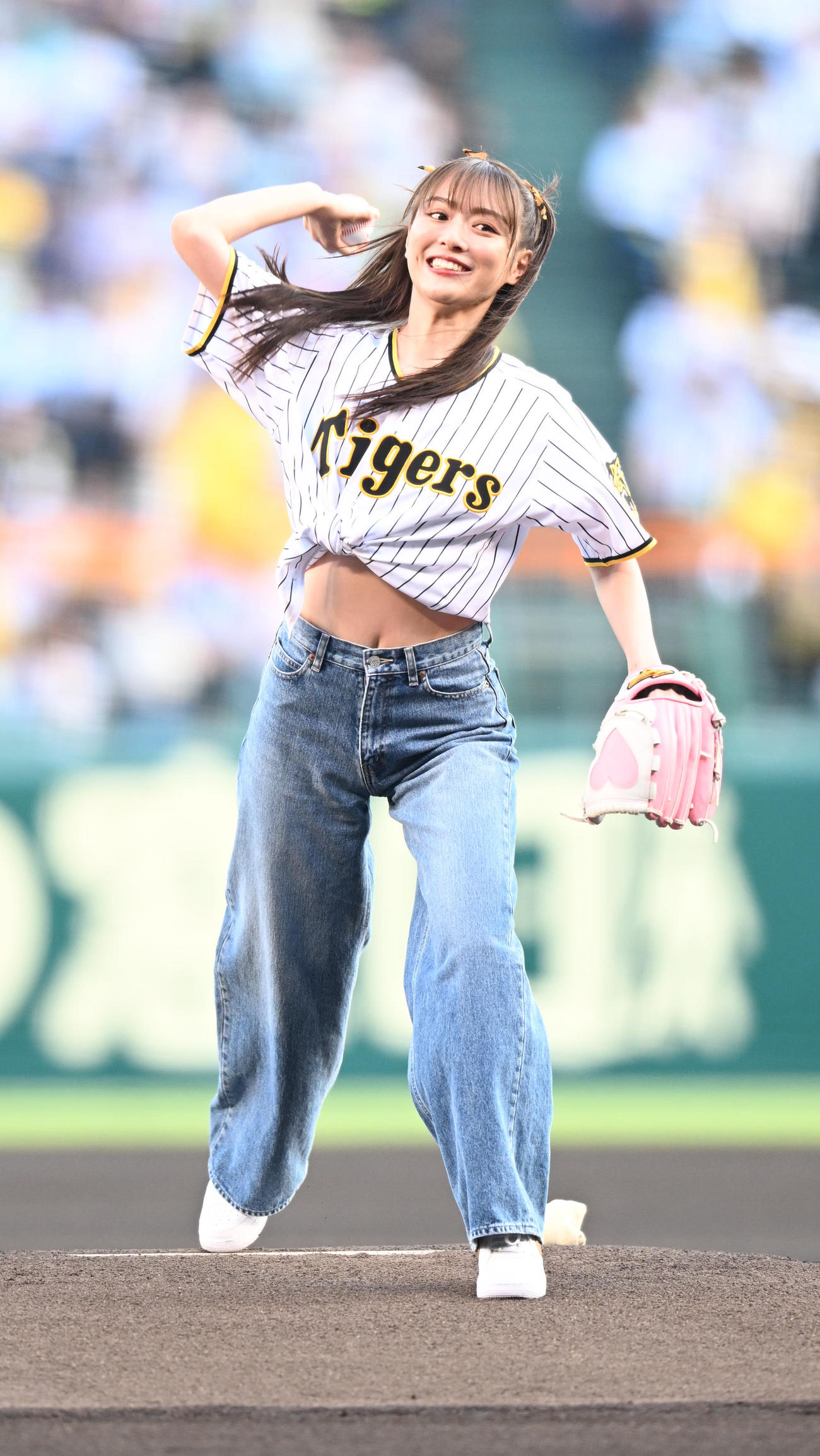 阪神対西武　始球式を行うタイガーエア台湾アンバサダーの内田理央さん（撮影・和賀正仁）