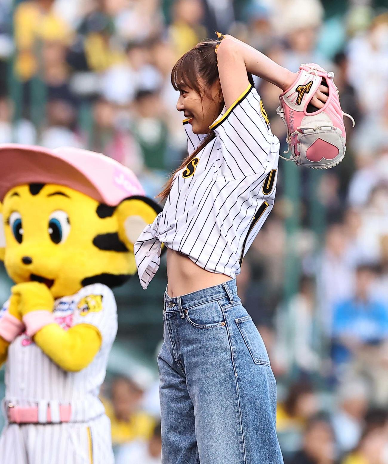 阪神対西武　始球式を務めた内田理央（撮影・上田博志）