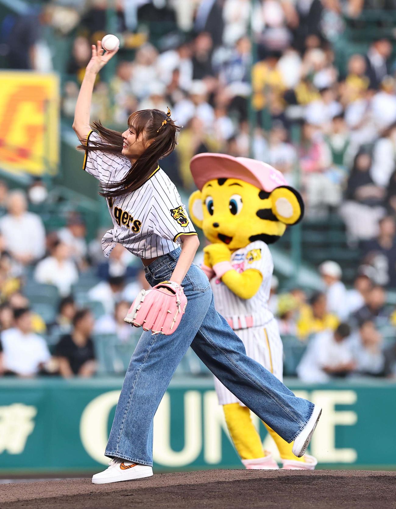 阪神対西武　始球式を務めた内田理央（撮影・上田博志）