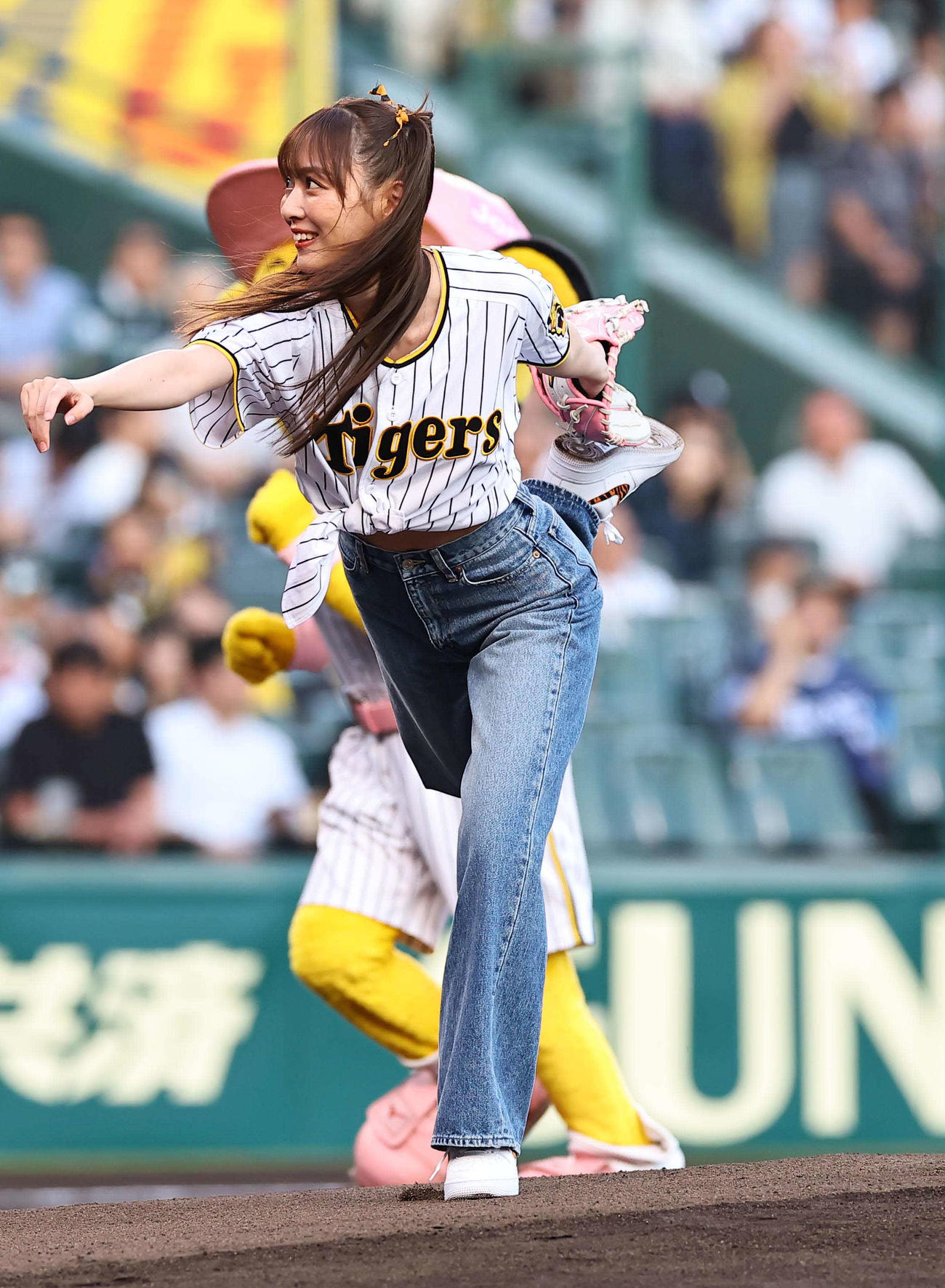 阪神対西武　始球式を務めた内田理央（撮影・上田博志）