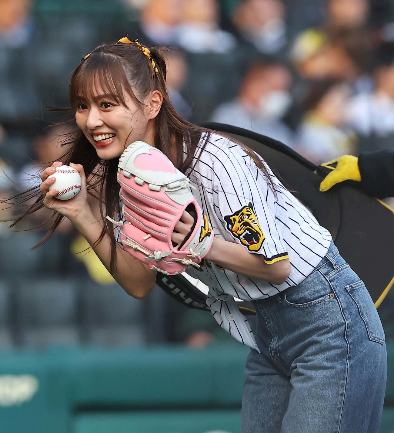 阪神対西武　始球式を務めた内田理央（撮影・上田博志）