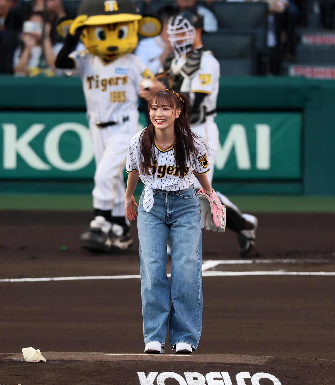 阪神対西武　始球式を行った内田理央（撮影・加藤哉）