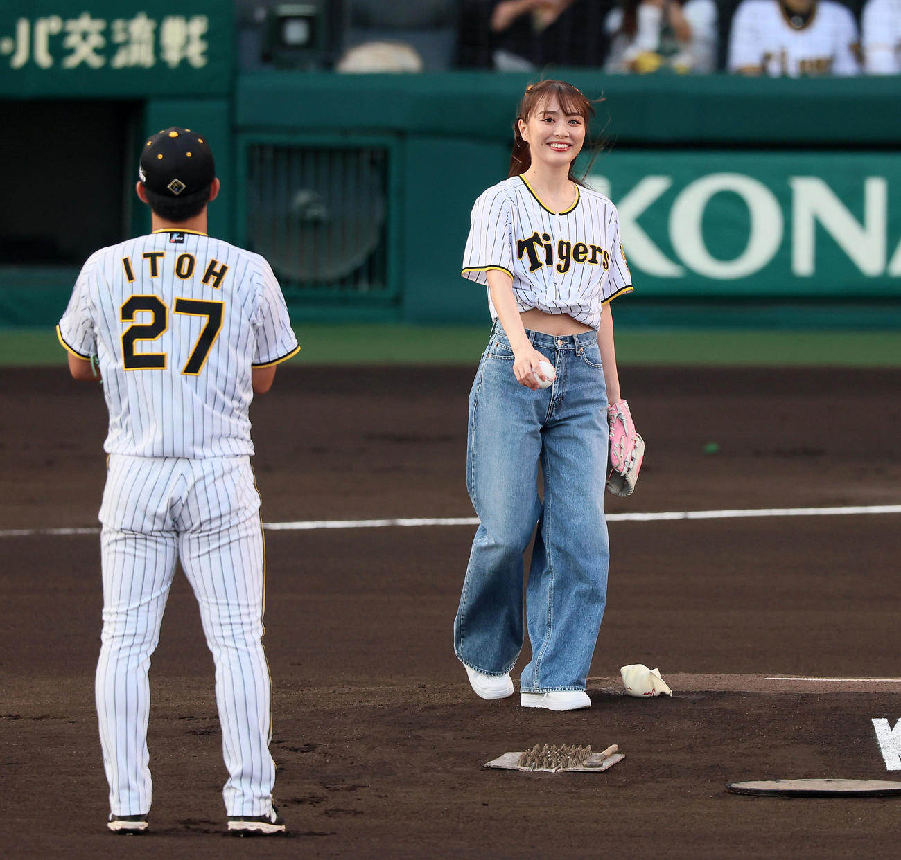 阪神対西武　始球式を行った内田理央（撮影・加藤哉）