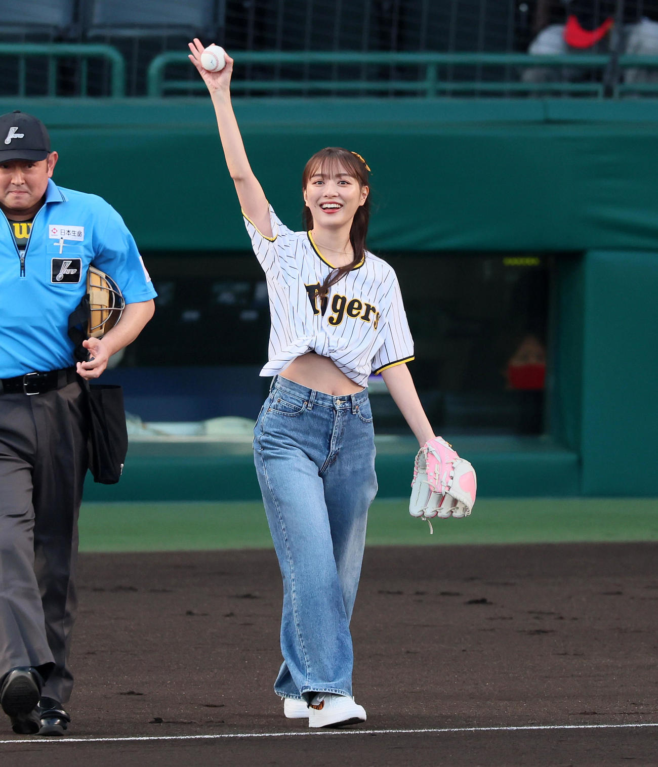 阪神対西武　始球式を行った内田理央（撮影・加藤哉）