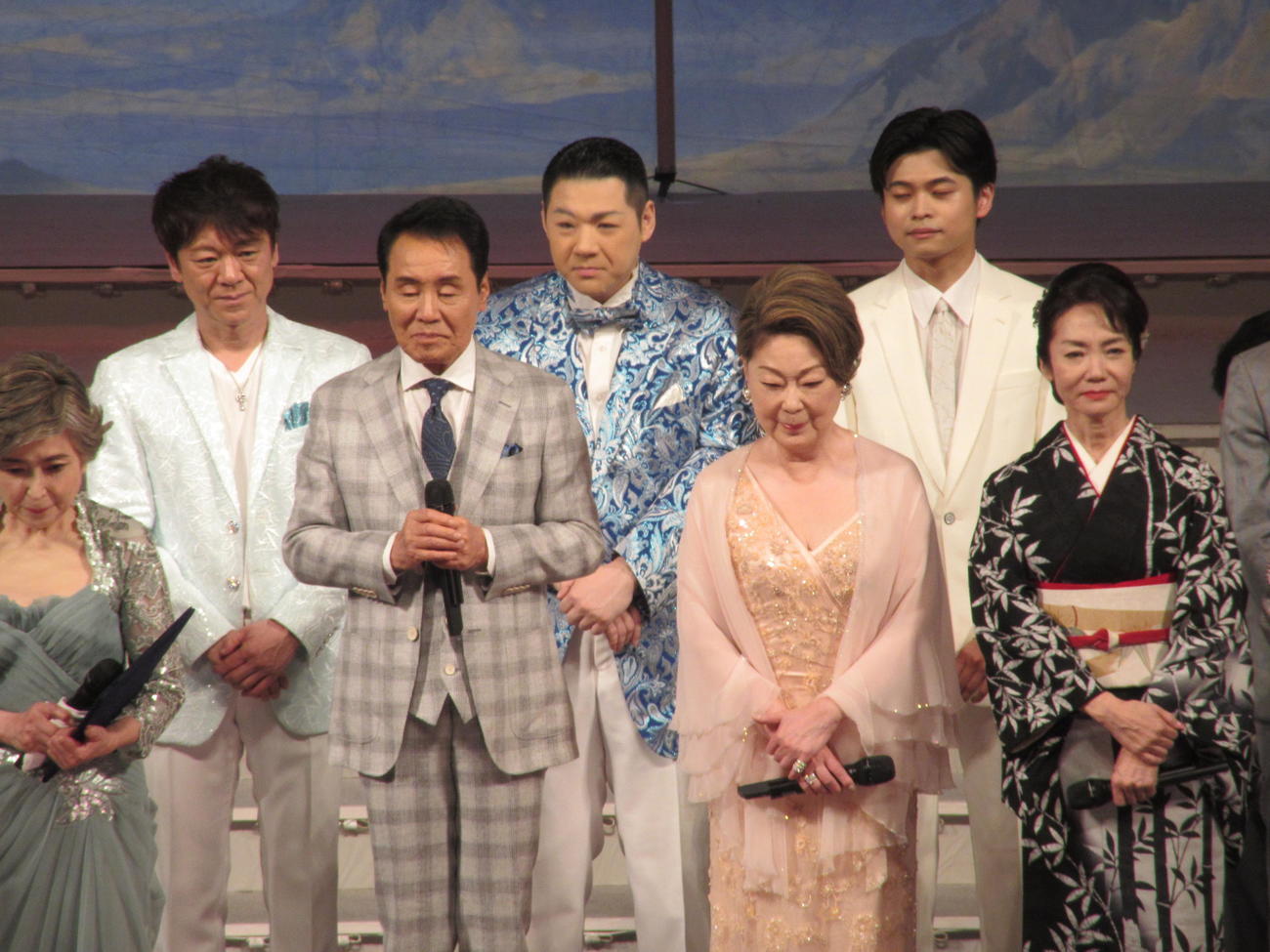 コンサート「夏まつり　唄まつり」に出演した前列左から司会の竹下景子、五木ひろし、由紀さおり、香西かおり。後列左から北山たけし、大江裕、二見颯一（5日、東京・練馬文化センター大ホール）