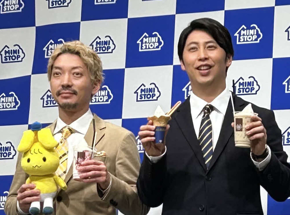 「ミニストップ　プライベートブランドリニューアル発表会」に出席したニューヨークの嶋佐和也（左）と屋敷裕政（撮影・松尾幸之介）