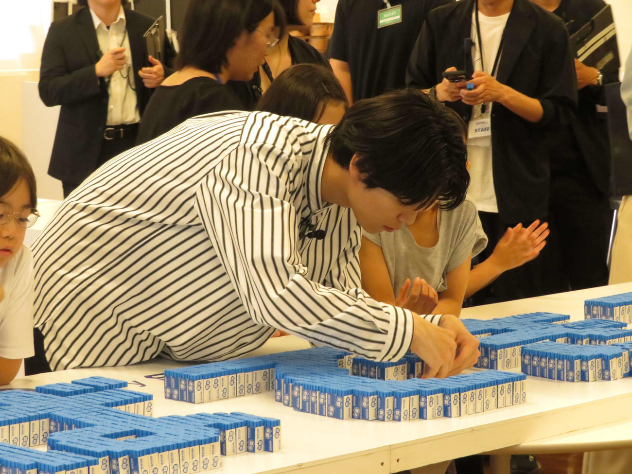 「消しゴムでギネス世界記録〓（商標記号）に挑戦！～これからの未来を担う子どもたちへ贈る巨大消しゴムエール～」取材会に出席し、最後のパーツを置く萩原利久