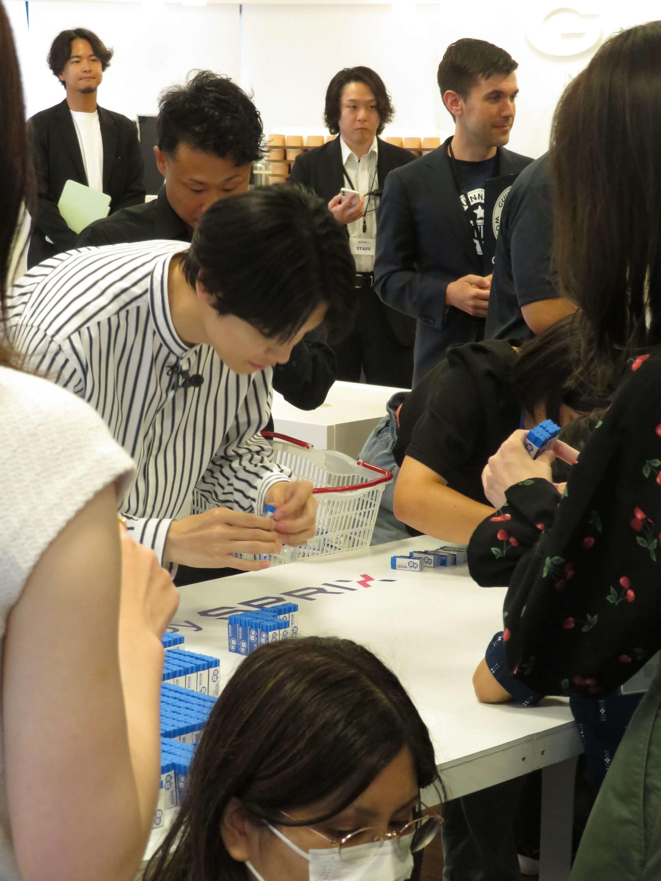 「消しゴムでギネス世界記録〓（商標記号）に挑戦！～これからの未来を担う子どもたちへ贈る巨大消しゴムエール～」取材会に出席し、消しゴムを並べる萩原利久