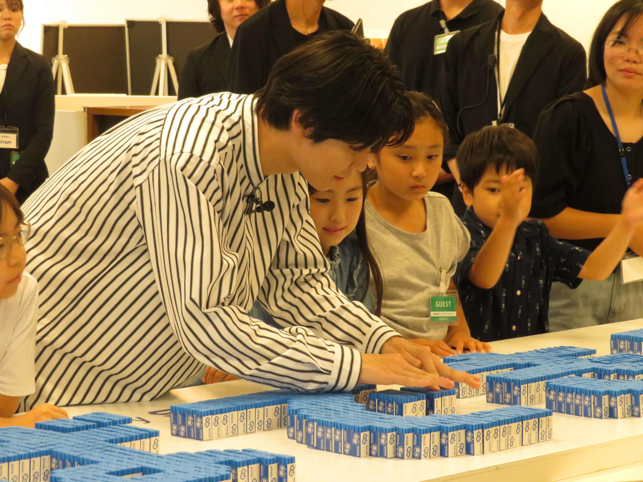 「消しゴムでギネス世界記録に挑戦！～これからの未来を担う子どもたちへ贈る巨大消しゴムエール～」取材会に出席し、最後のパーツを置く萩原利久