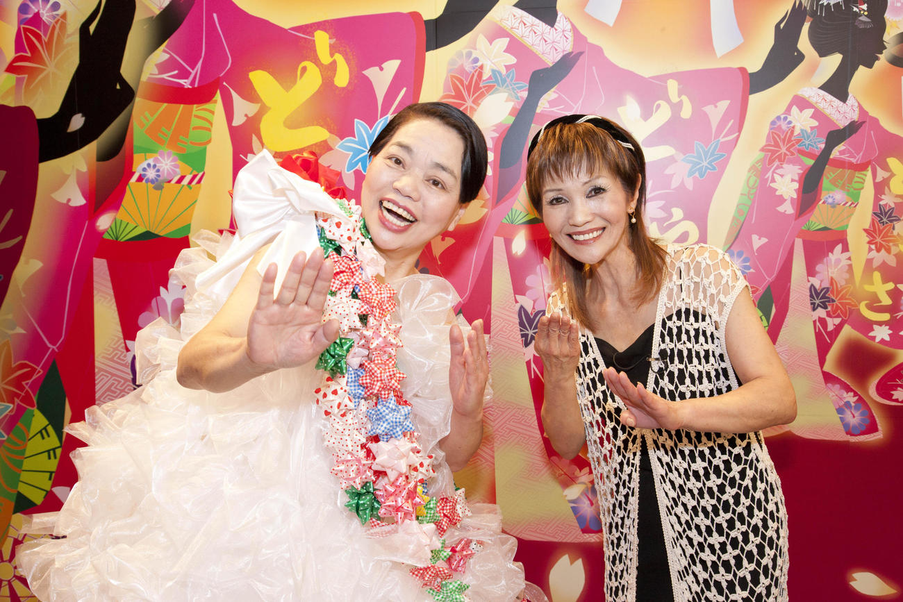 12年「祝40周年！きょうはどやさの日」での今いくよさん（右）と、くるよさん（提供：吉本興業）