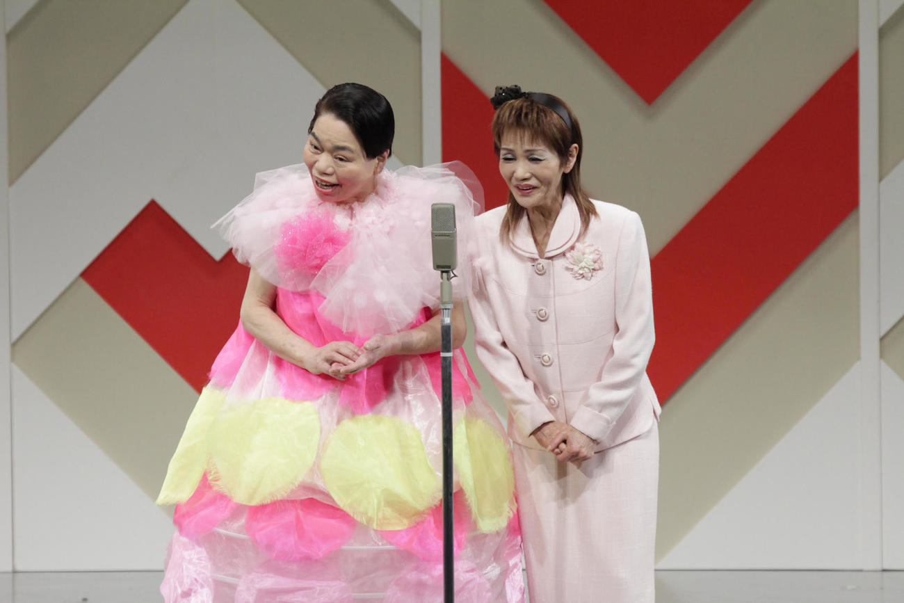 今いくよさん（右）と漫才をする今くるよさん（提供：吉本興業）