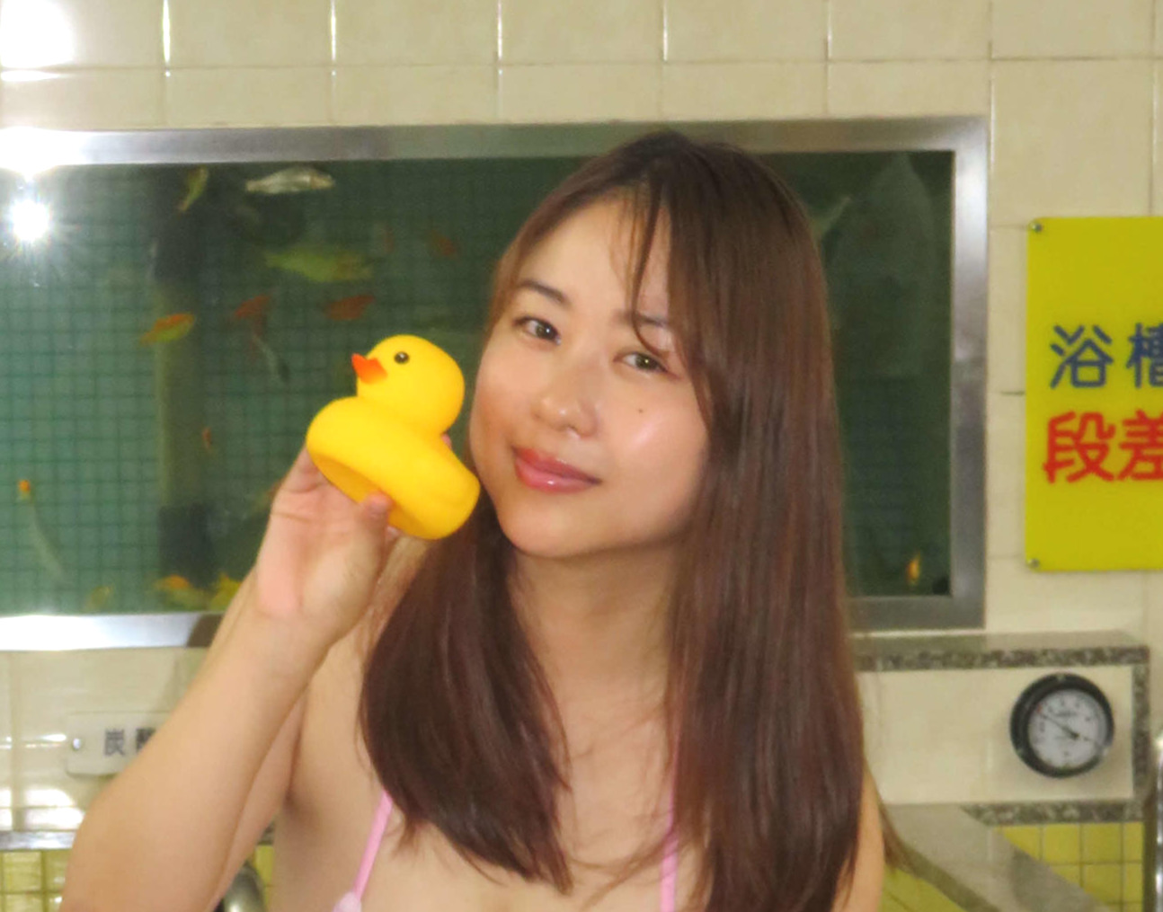 RIZAPのプログラムで復活し、都内の銭湯で“復活撮影会”を開いた西田麻衣（撮影・村上幸将）