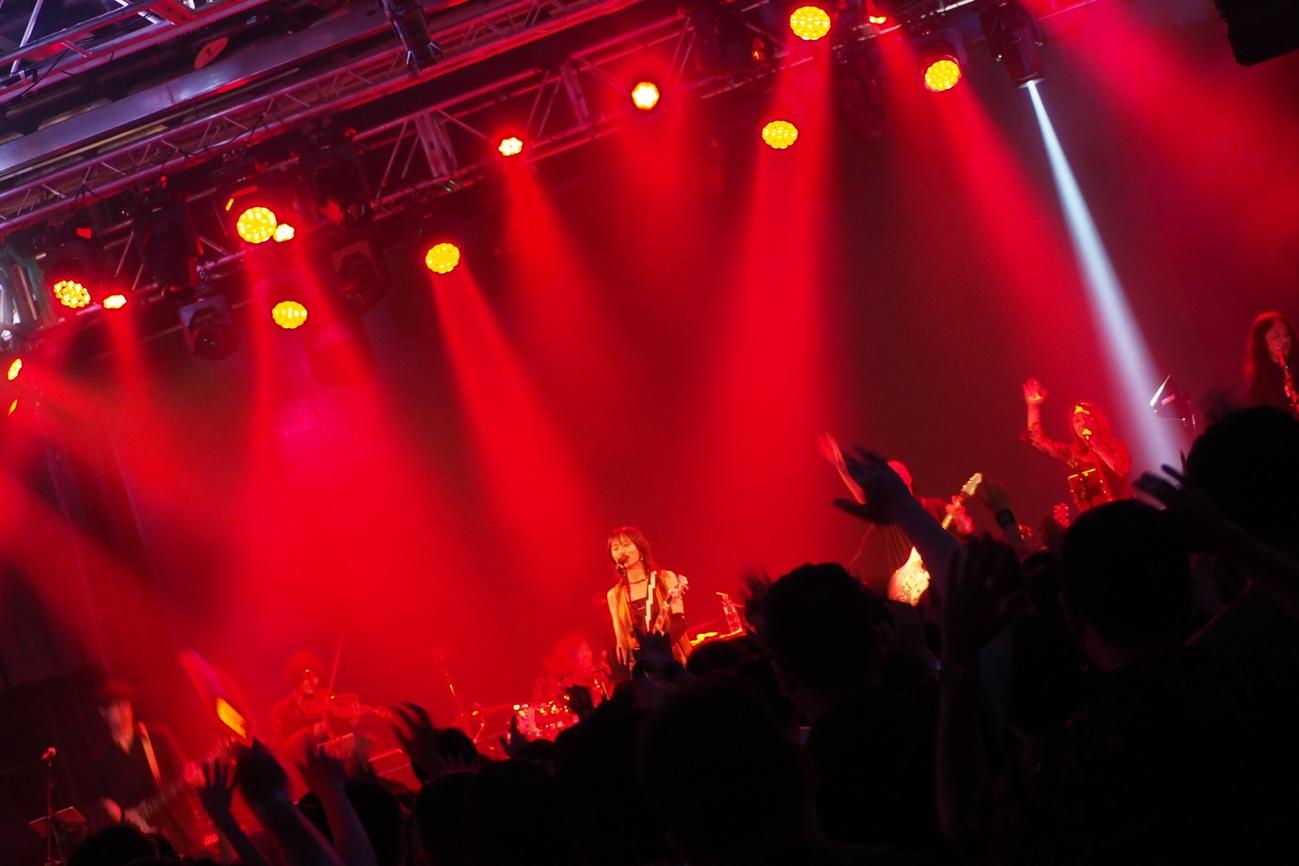 アジアツアー台北公演で歌う山本彩
