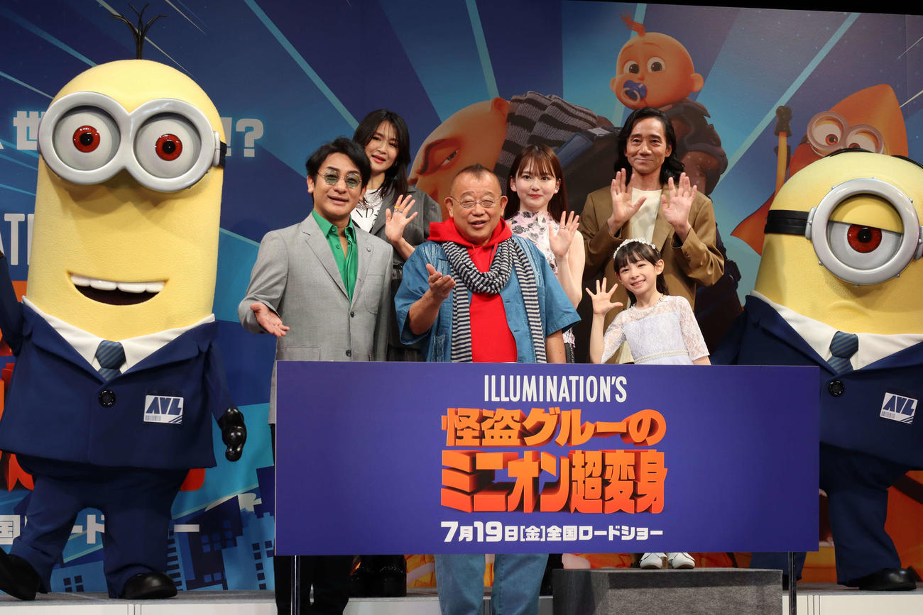 映画「怪盗グルーのミニオン超変身」の会見に出席した、前列左から片岡愛之助、笑福亭鶴瓶、児玉すみれ、後列左から小林ゆう、山田杏奈、三木眞一郎