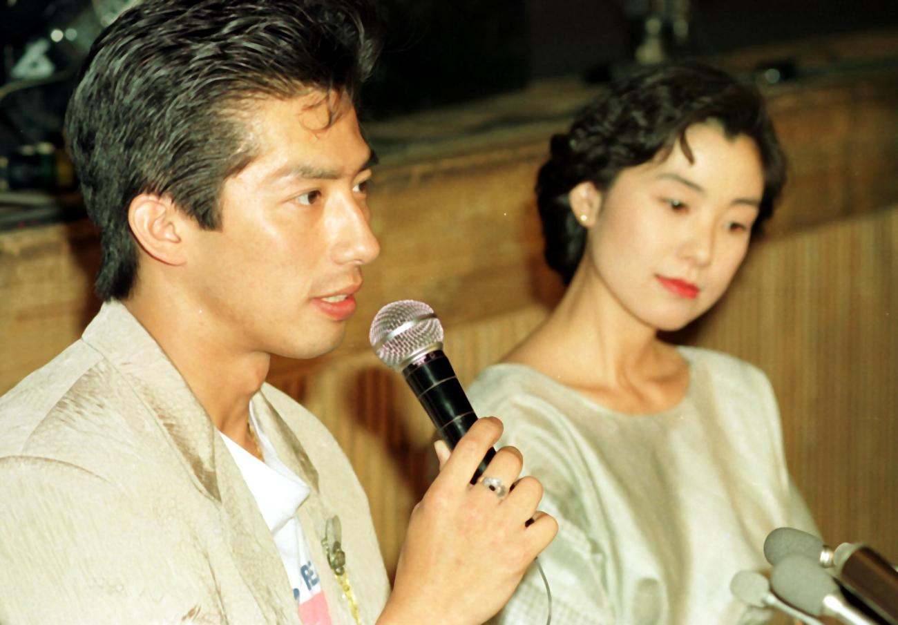 婚約発表をおこなう真田広之と手塚里美（1990年5月撮影）