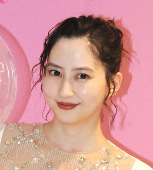 河北麻友子“大胆”美背中あわらな街中動画公開「可愛すぎる」「天使」「お美しい」の声相次ぐ