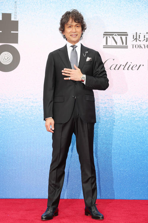 カルティエのウオッチとジュエリーを身につけフォトセッションに臨む江口洋介(撮影・宮地輝)