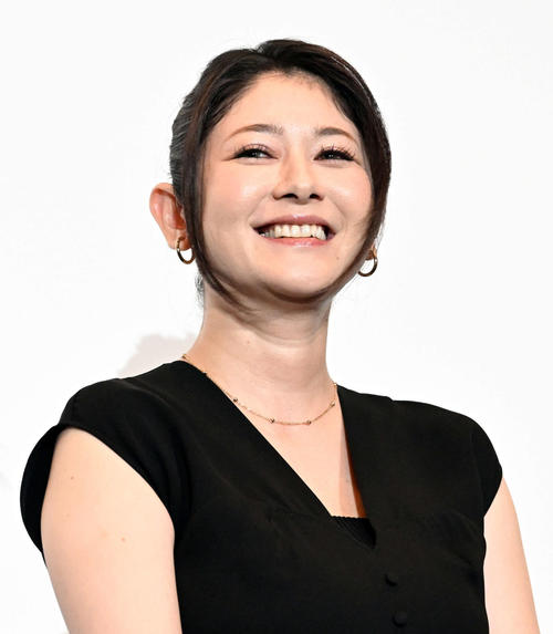 復調宣言の真木よう子、キュートなもぐもぐ写真を投稿「更新めちゃめちゃ嬉しいです」