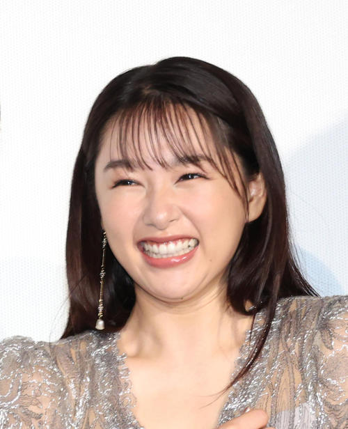 桜井日奈子「お馬さんのような」桃尻披露、人生初水着ショット　デビュー10周年写真集の一部公開