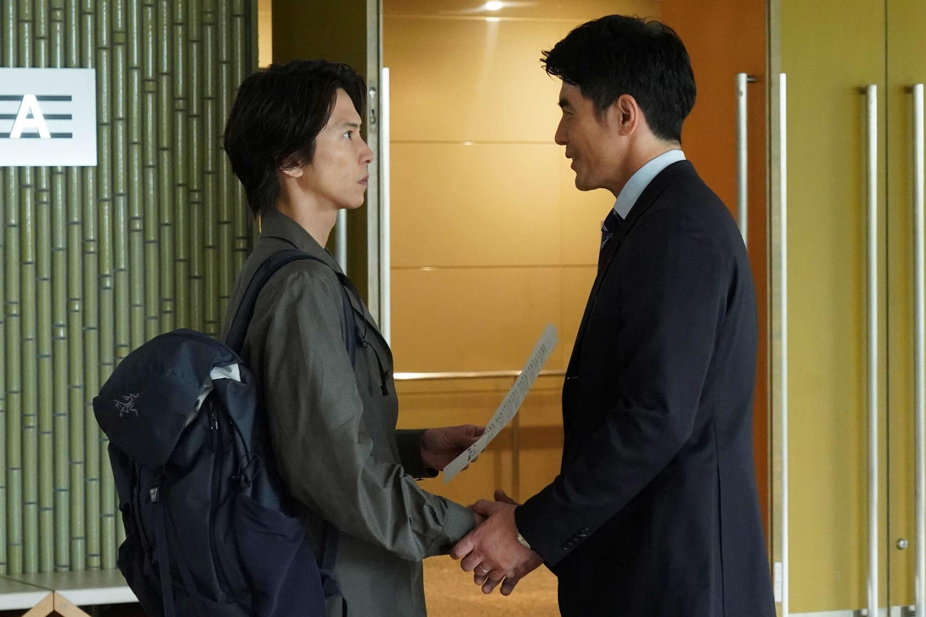 フジテレビ系「ブルーモーメント」で共演する左から山下智久、伊藤英明（C）フジテレビ